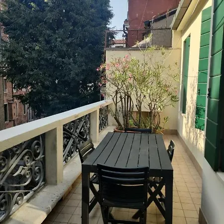Guesthost - Del Remer - 5mins From San Marco Sq Apartmán