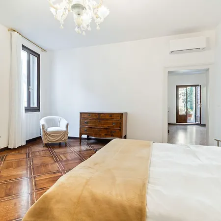 Guesthost - Del Remer - 5mins From San Marco Sq Apartmán